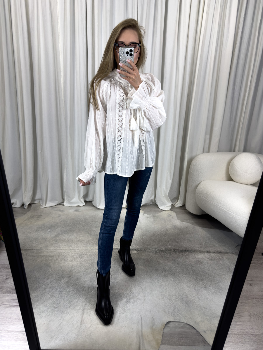Koszula haftowana Julie – biała koszula damska boho z haftem i bufiastymi rękawami, stylizacja z jeansami i botkami.