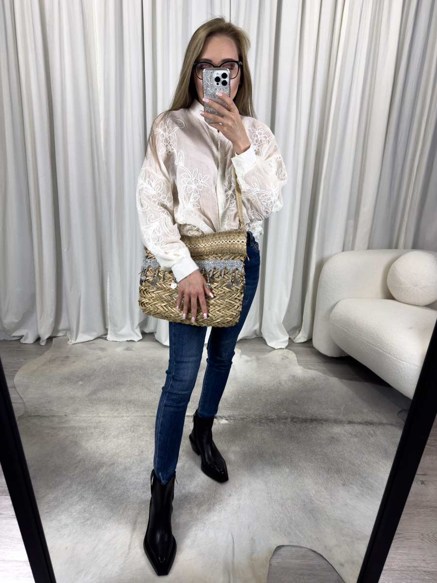 Koszula haftowana Roses – biała koszula damska z haftem kwiatowym, klasyczny fason z kołnierzykiem, stylizacja z jeansami i torebką.