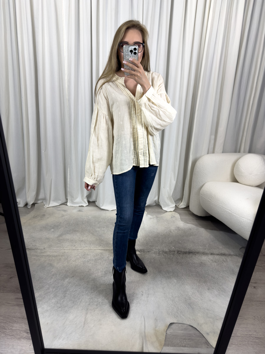 Koszula haftowana Stars – kremowa koszula damska z haftem gwiazdek, luźny krój, boho styl.