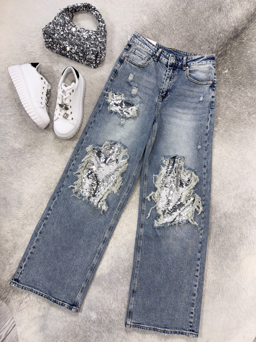 Spodnie jeansowe Sparkle – denimowe spodnie z cekinami, przetarcia z efektem glamour, stylizacja z białymi sneakersami i torebką z cekinami