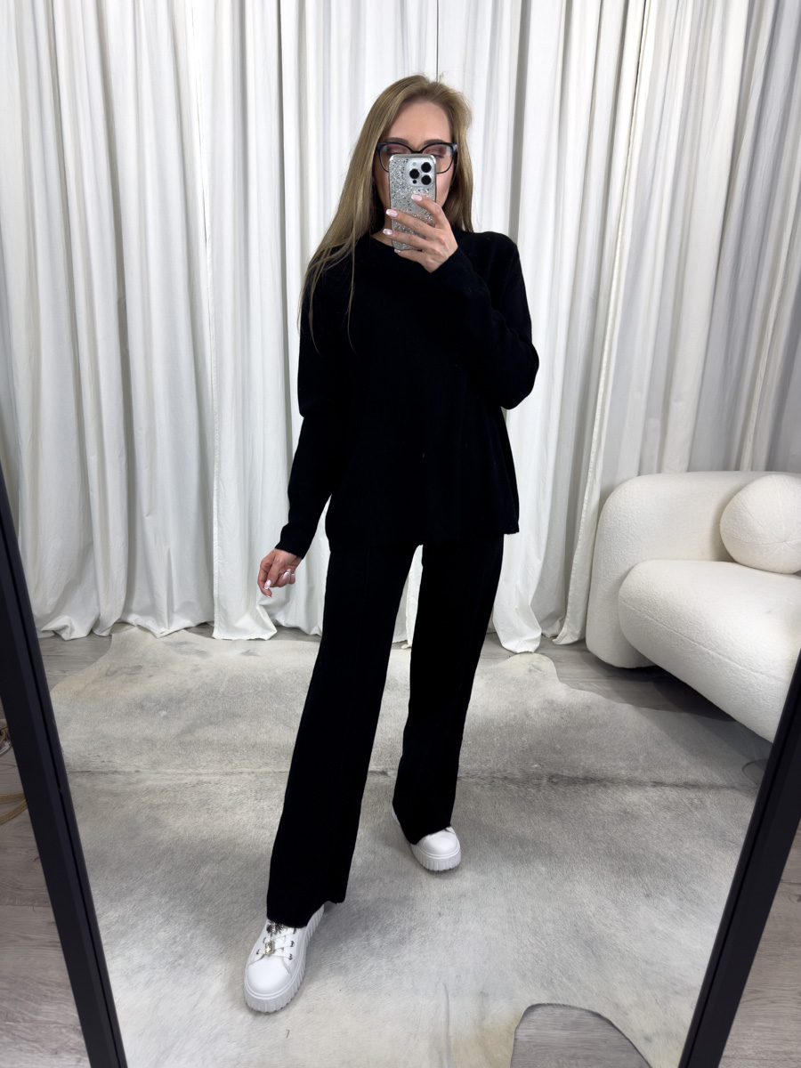 Komplet dzianinowy Comfy czarny – nowoczesny zestaw z dzianiny, bluza i spodnie w klasycznym kolorze, stylizacja codzienna.