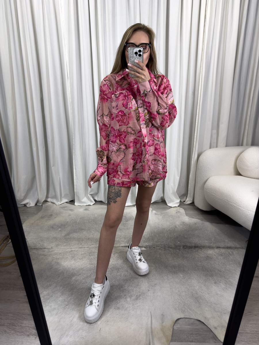 Komplet Tropical fuksja – damski zestaw z koszulą oversize i szortami w tropikalny print w intensywnych odcieniach różu i fuksji.