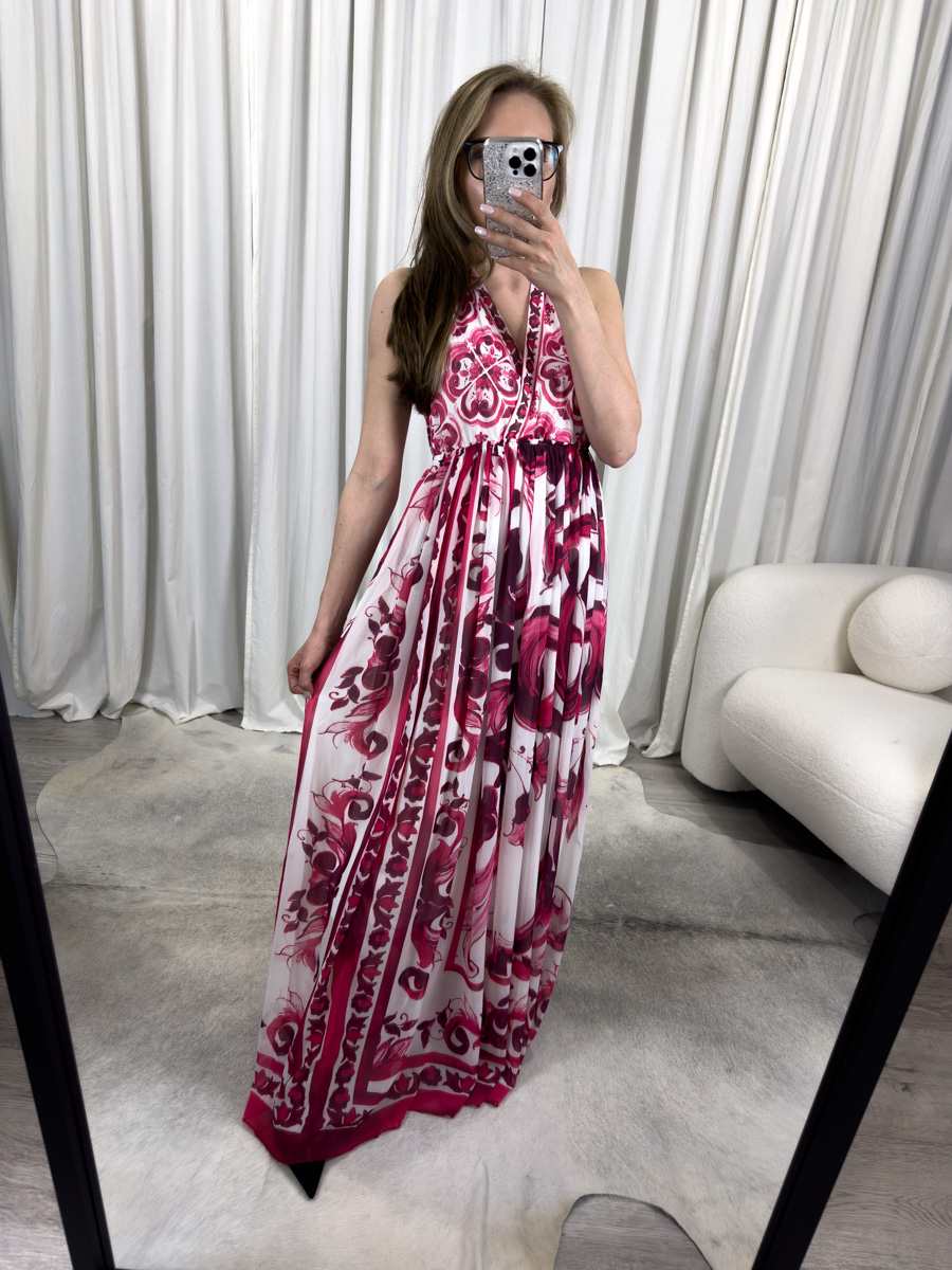 Sukienka maxi Savana – długa sukienka w odcieniach czerwieni i bieli z orientalnym wzorem, dekolt w szpic, stylizacja letnia