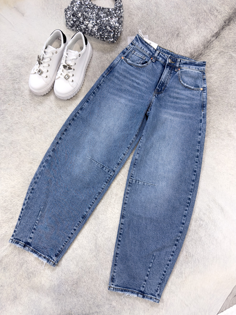 Spodnie balloon z wysokim stanem. Modne jeansy z przeszyciami, sprany denim, surowe wykończenie nogawek.