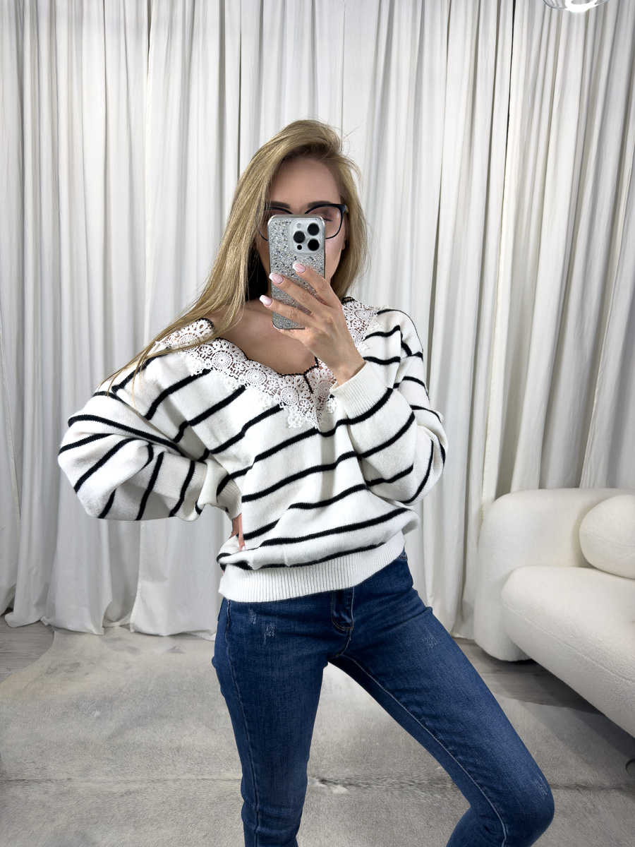 Sweter Sailor w paski z koronkowym dekoltem – kobiecy i elegancki fason