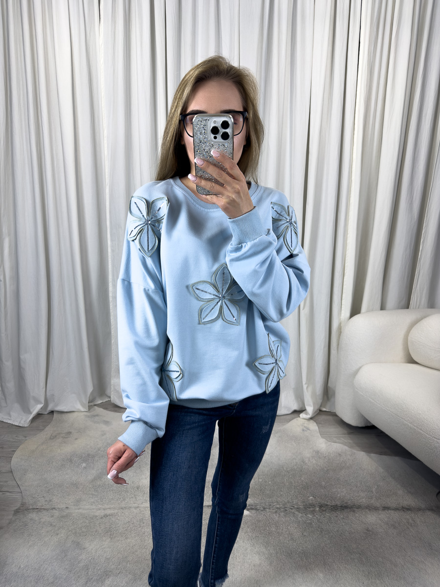 bluza Rosalie baby blue z haftami kwiatowymi na ramionach i przodzie
