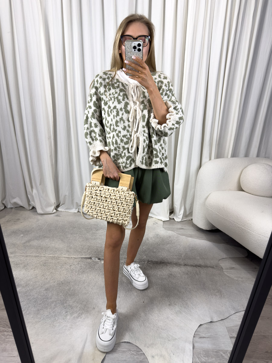 Zdjęcie produktowe sklepu internetowego z odzieżą damską – modelka w trampkach ubrana w kardigan Tessa khaki w zwierzęcy print i krótkie spódnico-spodnie