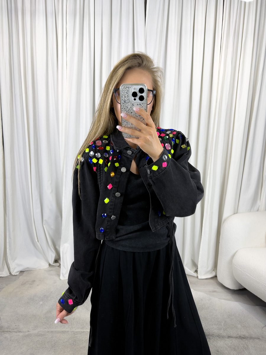 Kurtka z kamieniami Rainbow czarna – czarna kurtka jeansowa damska z kolorowymi kamieniami, styl streetwear, modelka w czarnej stylizacji