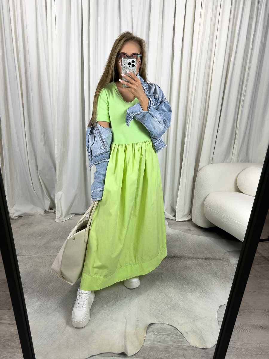 Sukienka maxi Cotton Wiya zielona – długa bawełniana sukienka damska w odcieniu soczystej zieleni, stylizacja z jasną torbą i sneakersami