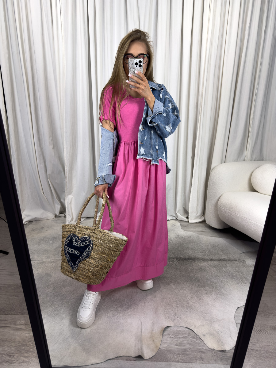 Sukienka maxi Cotton Wiya fuksja – długa bawełniana sukienka damska w kolorze fuksji, stylizacja z jeansową kurtką w gwiazdki, sneakersami i wiklinową torbą