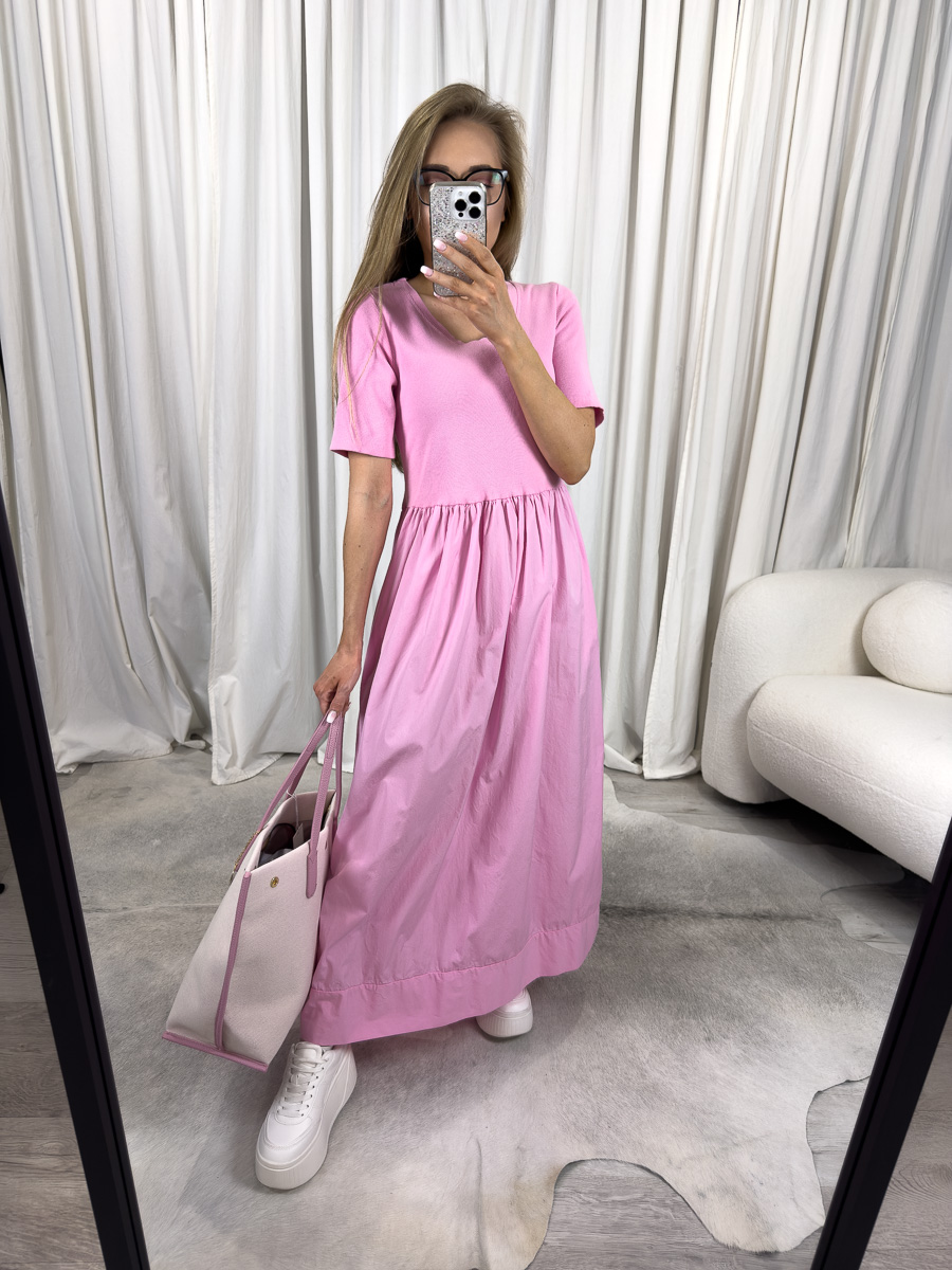 Sukienka maxi Cotton Wiya pudrowy róż – bawełniana długa sukienka damska w pastelowym różu, stylizacja z białymi sneakersami i jasną shopperką