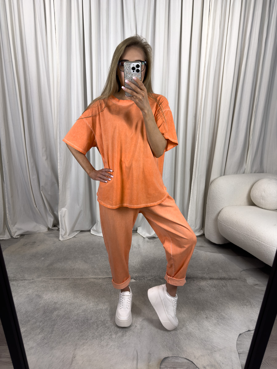 Komplet dresowy Skinny Wiya pomarańczowy – zestaw oversize'owej bluzki i spodni skinny od marki Wiya, stylizacja casualowa z białymi sneakersami, modna propozycja dla kobiet.