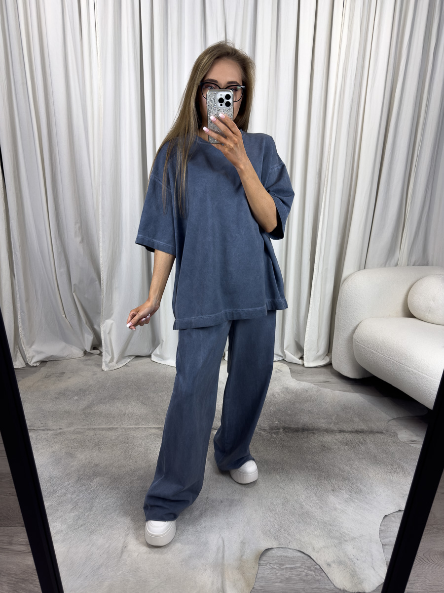 Komplet dresowy Loose Wiya granatowy – włoski zestaw oversize z szerokimi spodniami i luźną bluzą, stylizacja modelki na tle jasnych zasłon, moda damska Wiya