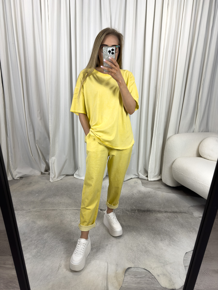 Komplet dresowy Skinny Wiya żółty – zestaw oversize'owej bluzki i spodni skinny od marki Wiya, stylizacja casualowa z białymi sneakersami, modna propozycja dla kobiet.