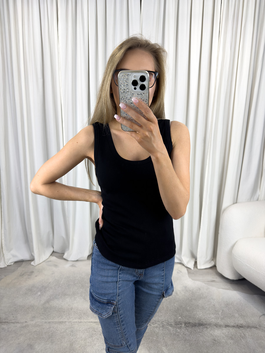 Top bawełniany Basic Wiya czarny – klasyczny top bez rękawów z prążkowanej bawełny, stylizacja z jeansami cargo i sneakersami.