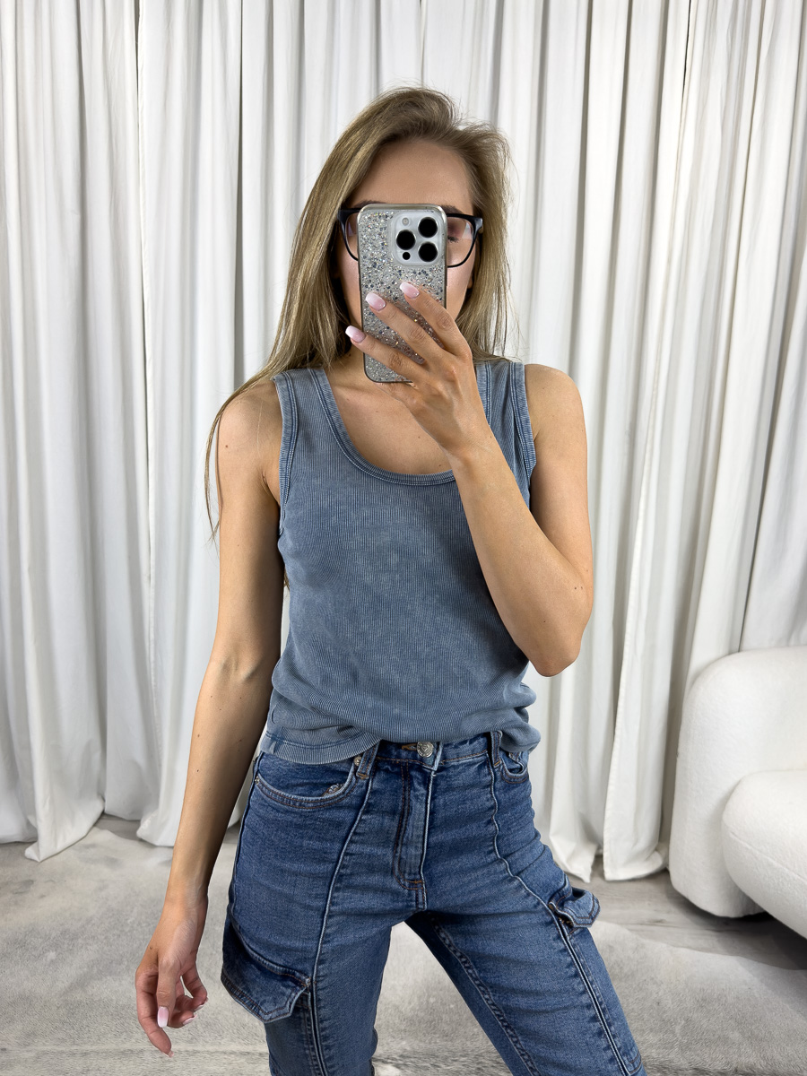 Top bawełniany Basic Wiya denim – klasyczny top bez rękawów z prążkowanej bawełny, stylizacja z jeansami cargo i sneakersami.