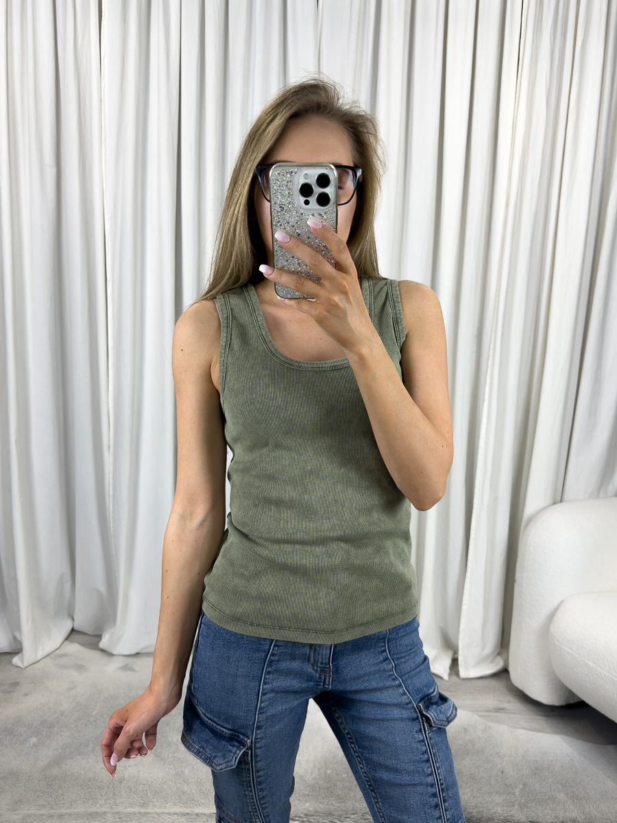 Top bawełniany Basic Wiya khaki – klasyczny top bez rękawów z prążkowanej bawełny, stylizacja z jeansami cargo i sneakersami.
