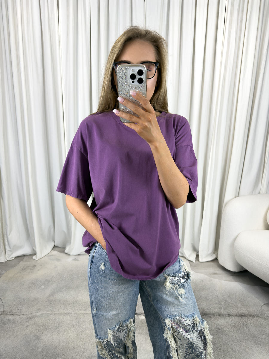 T-shirt bawełniany Basic Wiya fioletowy – damska koszulka oversize w kolorze bordo, stylizacja z jeansami z cekinami.
