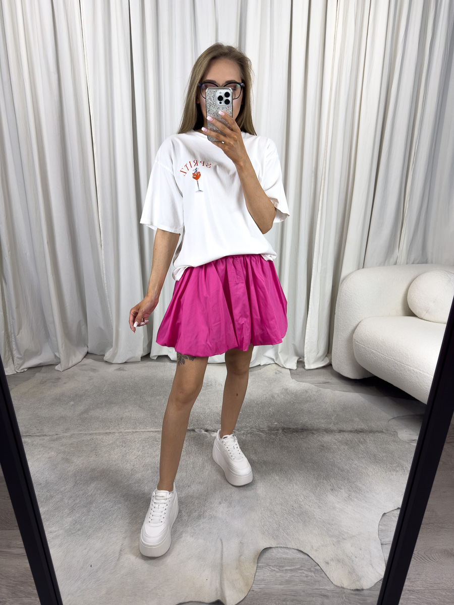 T-shirt z nadrukiem Spiritz Club biały – damska koszulka oversize z koktajlem, stylizacja z różową spódniczką i białymi sneakersami