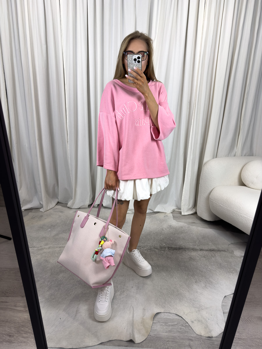 Lekka bluza oversize Club różowa – pastelowa bluza oversize z haftem „Club Paris”, stylizacja z białą spódnicą i różową shopperką.