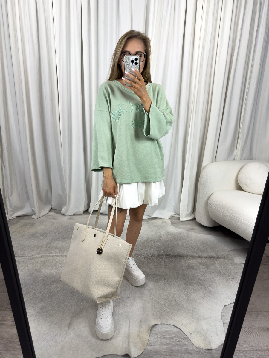 Lekka bluza oversize Club zielona – pastelowa bluza oversize z haftem „Club Paris”, stylizacja z białą spódnicą i kremową shopperką.