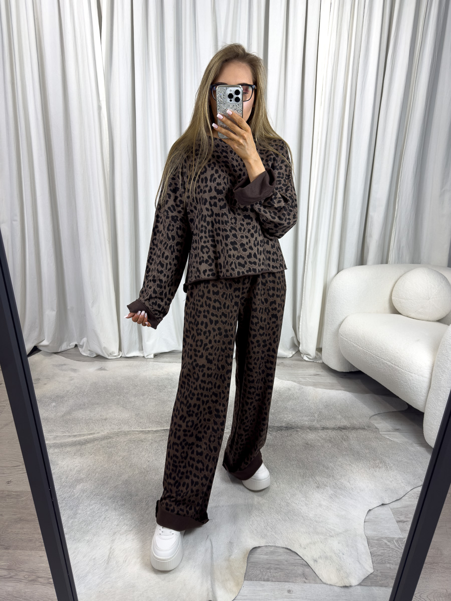 Komplet dresowy Animal Wiya – damski zestaw, komplet dresowy w panterkę, luźny krój, stylizacja casual z białymi sneakersami