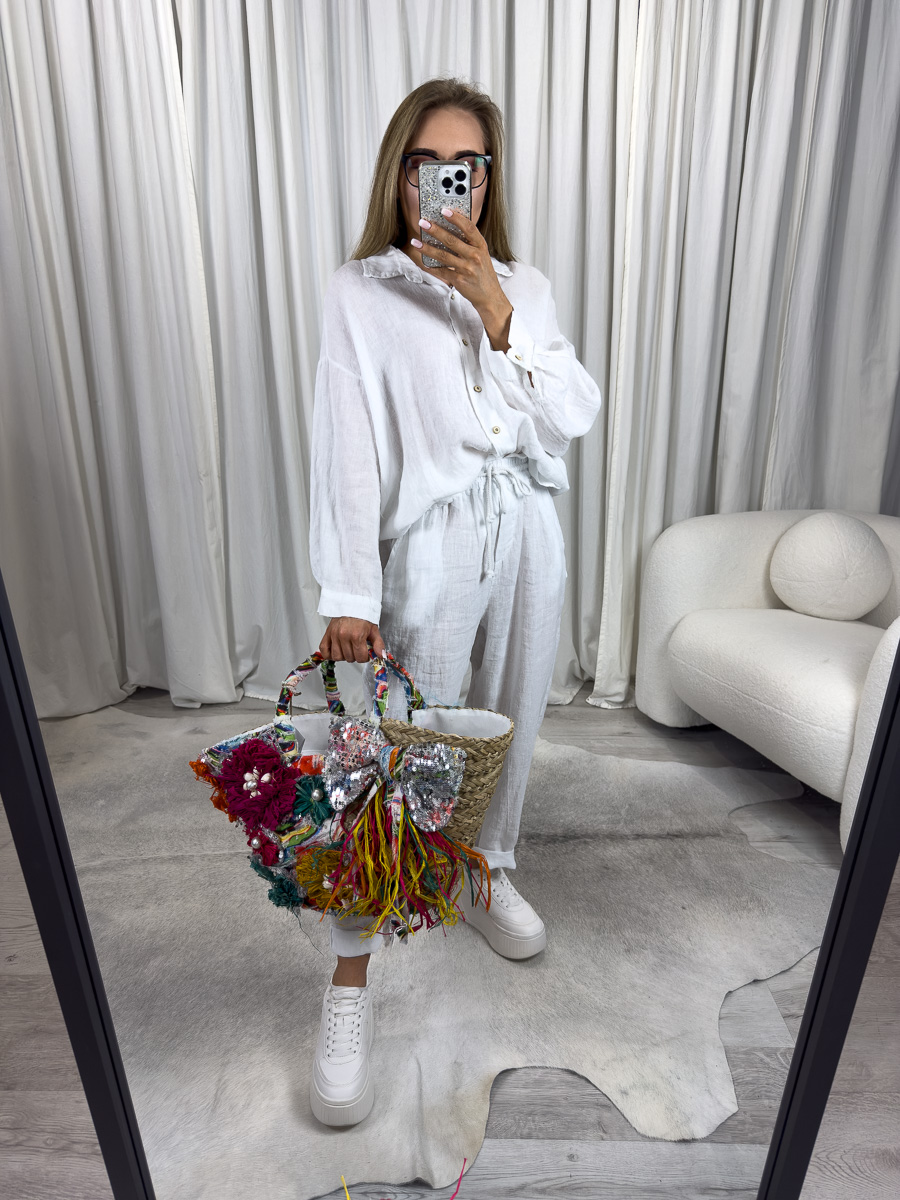 Biała lniana koszula Elize Wiya - włoski styl, oddychający materiał i wygodny krój oversize. Stylizacja z lnianymi spodniami w tym samym kolorze.