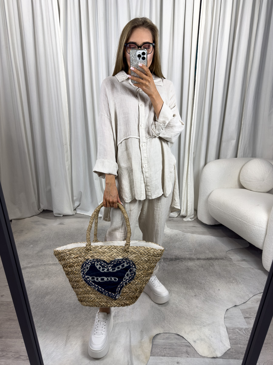 Lniana koszula Lori Wiya beżowa to wygodny model oversize z przeszyciem w talii i dłuższym tyłem. Stylizacja z lnianymi spodniami w tym samym kolorze.