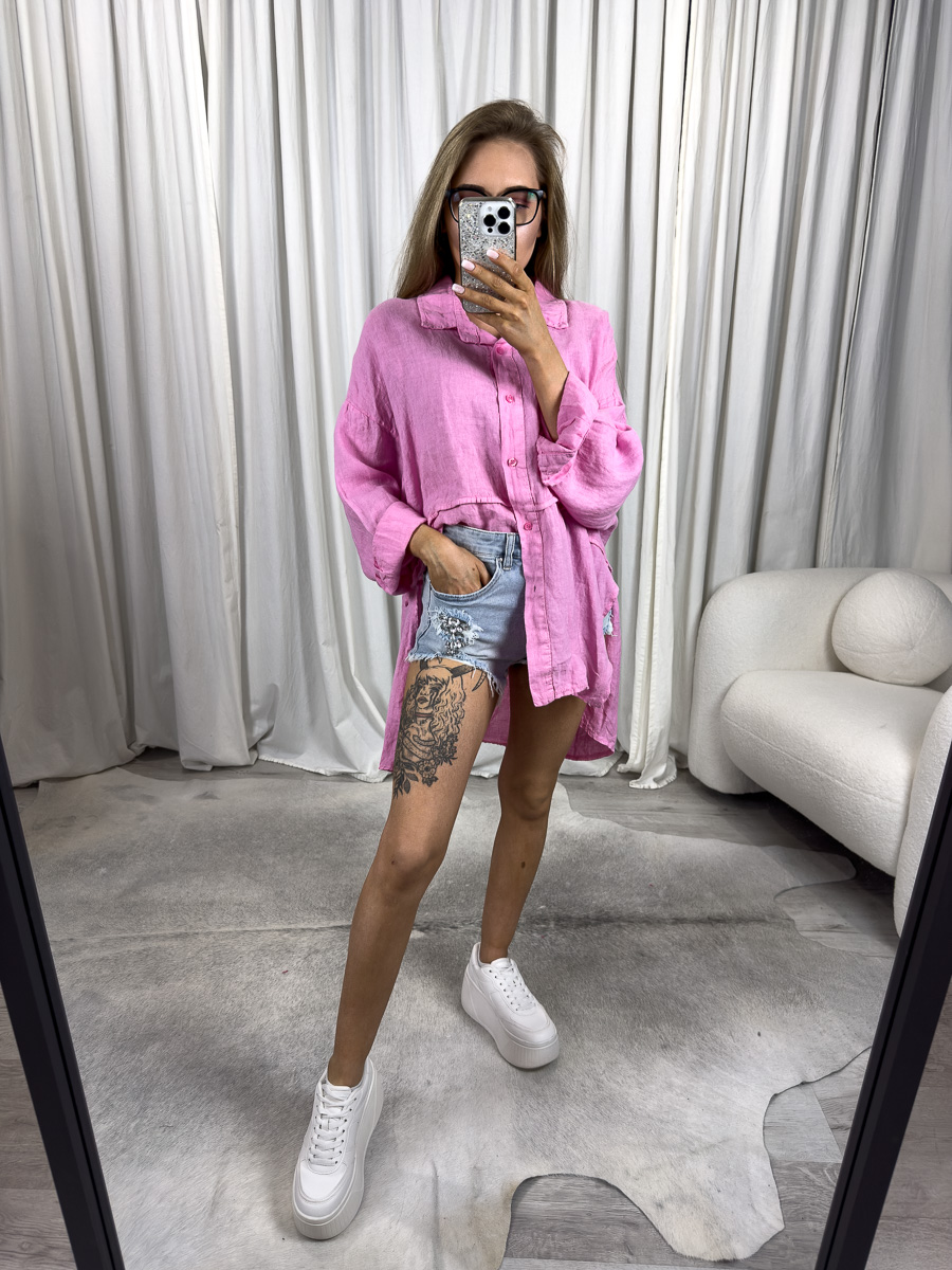 Różowa lniana koszula Lori Wiya - oversize’owy krój, przedłużany tył i naturalna tkanina. Stylizacja z niebieskimi, jeansowymi szortami.