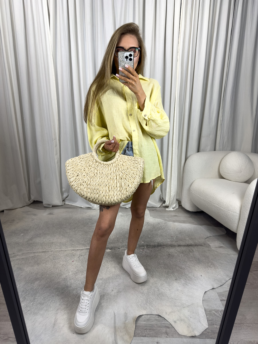 Lniana koszula damska Elize Wiya żółta – naturalna tkanina, luźny fason i promienny kolor. Stylizacja z jeansowymi szortami.