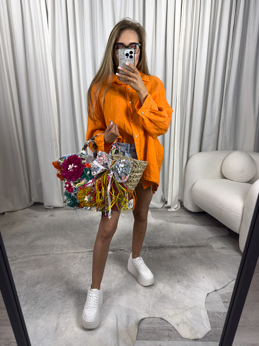 Pomarańczowa lniana koszula Elize Wiya - przewiewna koszula, krój oversize. Stylizacja z jeansowymi szortami.