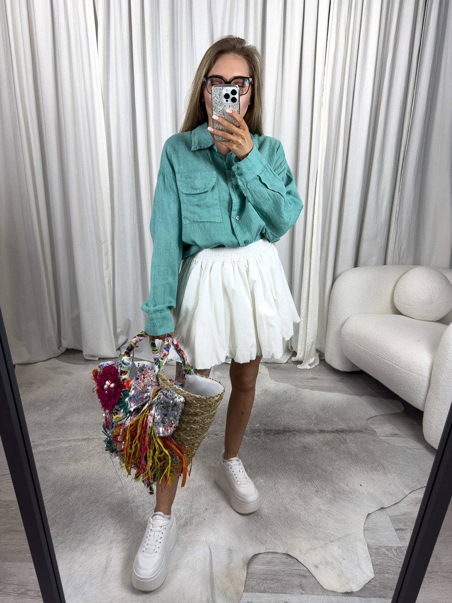 Modelka w lnianej koszuli Stella oversize ze spódnicą, widok z przodu – stylizowana na casual