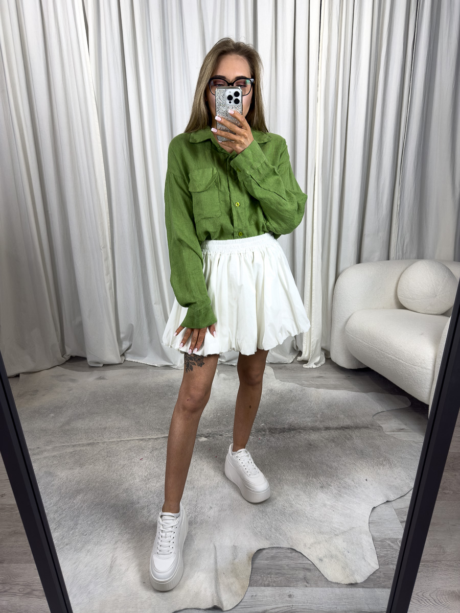 Modelka w lnianej koszuli Stella oversize ze spódnicą, widok z przodu – stylizowana na casual