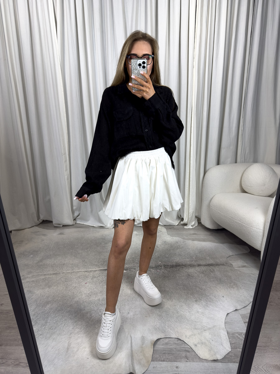 Modelka w lnianej koszuli Stella oversize ze spódnicą, widok z przodu – stylizowana na casual