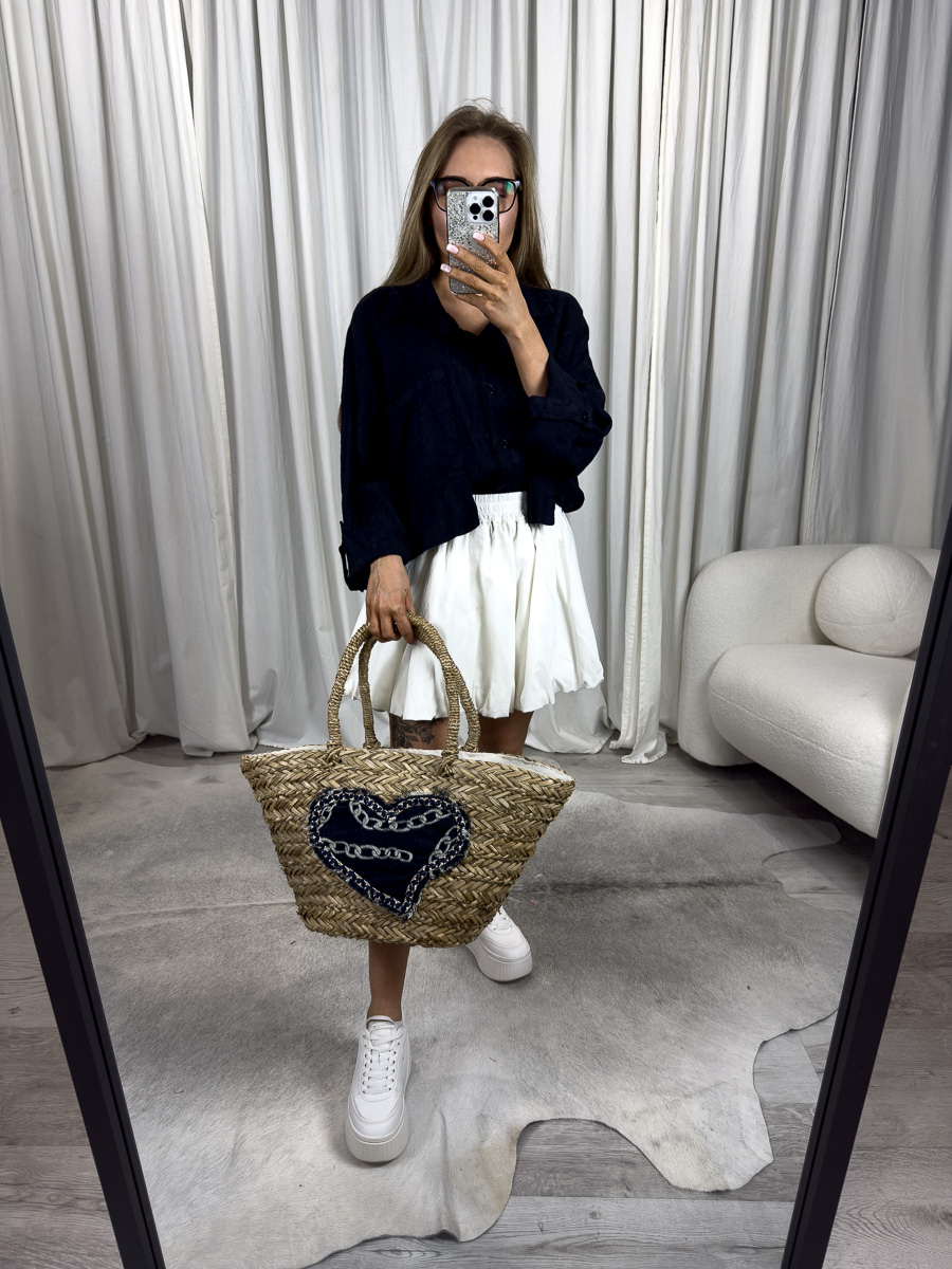 Letnia lniana koszula Amber Wiya ciemny granat - koszula oversize z dużymi kieszeniami z przodu. Stylizacja z białą spódnicą.