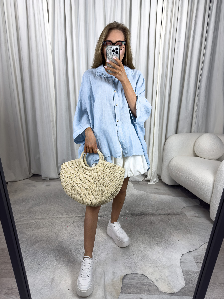 Błękitna lniana koszula Oversize Wiya. Krój oversize, naturalny len, włoski design. Stylizacja z białą spódnicą.