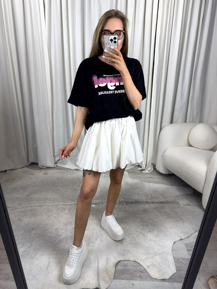 Czarny t-shirt z nadrukiem Angel i napisem Deserve Treasure. Uszyty z bawełny, ma klasyczny krój i efektowny detal w stylu streetwear. Stylizacja z białą spódnicą.