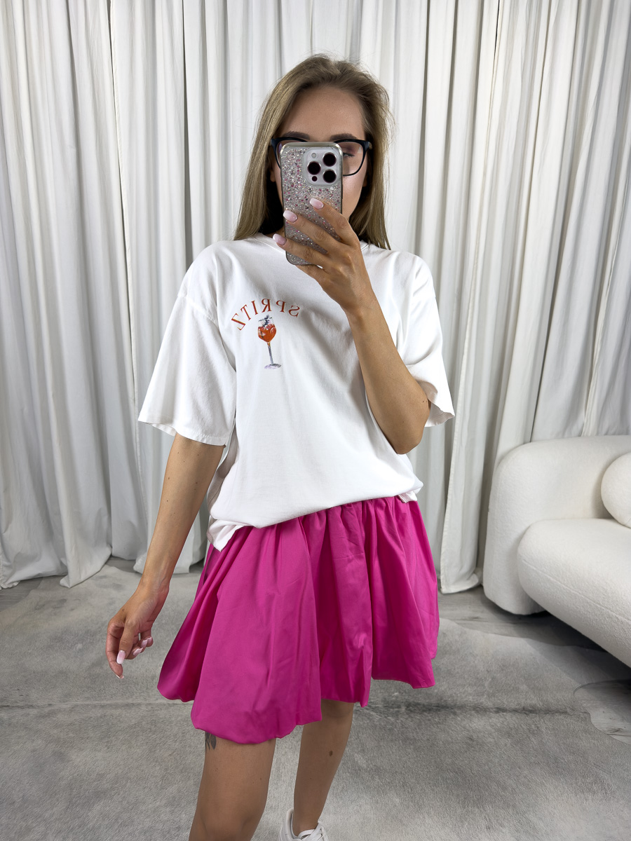 Modelka w fuksjowej mini spódnicy z popeliny Cutie o balonowym kroju i elastycznym pasie – stylizacja z bluzą oversize i sneakersami, zdjęcie produktowe na potrzeby sklepu internetowego.