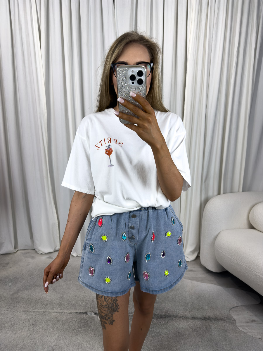 Zdjęcie produktowe sklepu internetowego z odzieżą damską – jeansowe szorty Crystal z kolorowymi aplikacjami, luźny fason, elastyczna talia