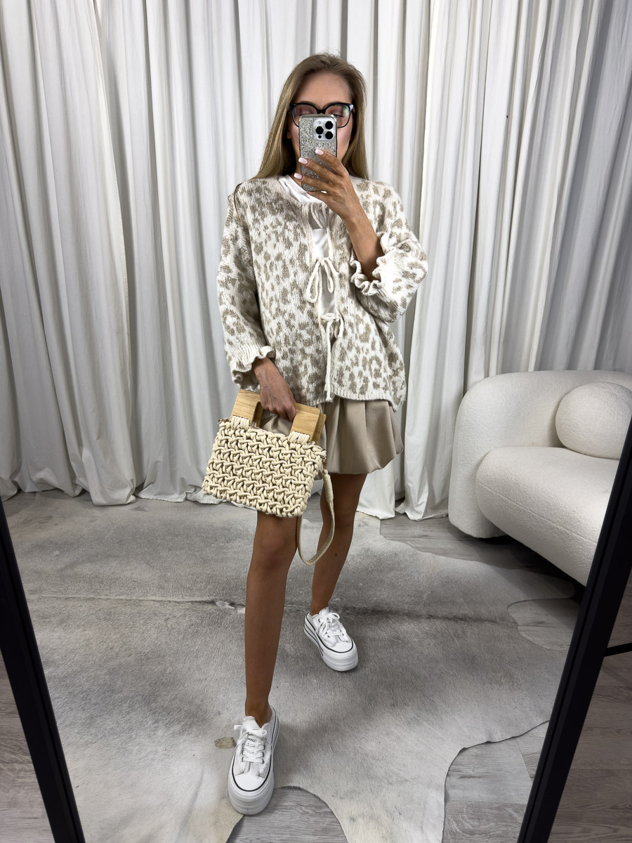 Zdjęcie produktowe sklepu internetowego z odzieżą damską – modelka w trampkach ubrana w kardigan Tessa beżowy w zwierzęcy print i krótkie spódnico-spodnie